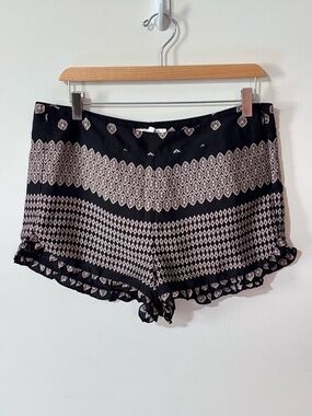 Avec Les Filles Boho Print Ruffle Hem Shorts in Black/Pink